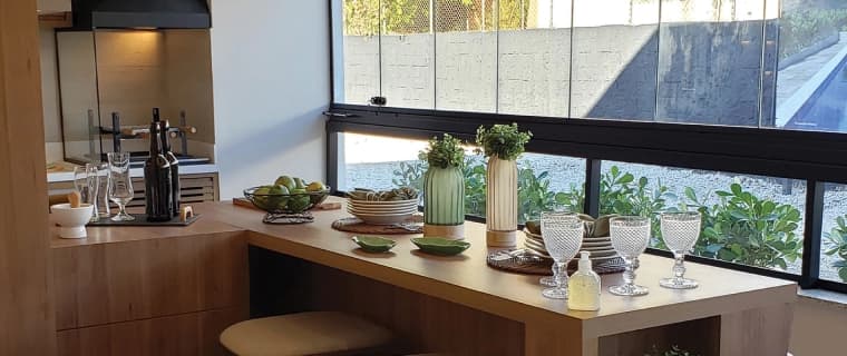 Sacadas bem decoradas e multifuncionais têm ganhado notoriedade nos lares, o que inclui bons lugares para home office, estudos e lazer