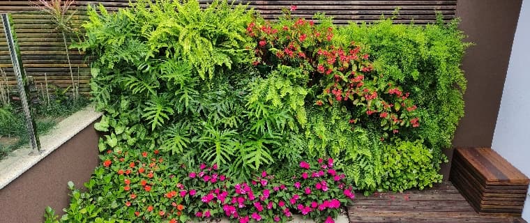 Chegou a estação das flores! Época perfeita para mudar a decoração e fazer um paisagismo lindo na varanda do apartamento