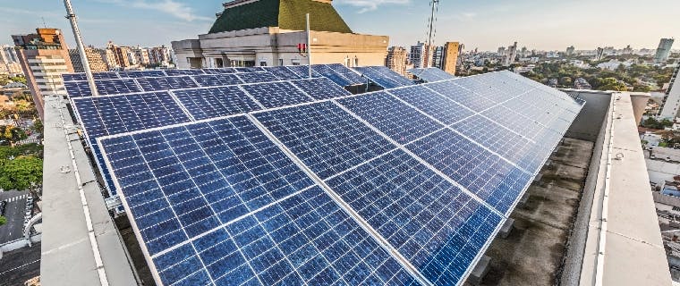 CONSTRUTORA PATRIANI abre mão de construir cobertura no topo dos prédios para instalar fazenda solar para geração de energia limpa